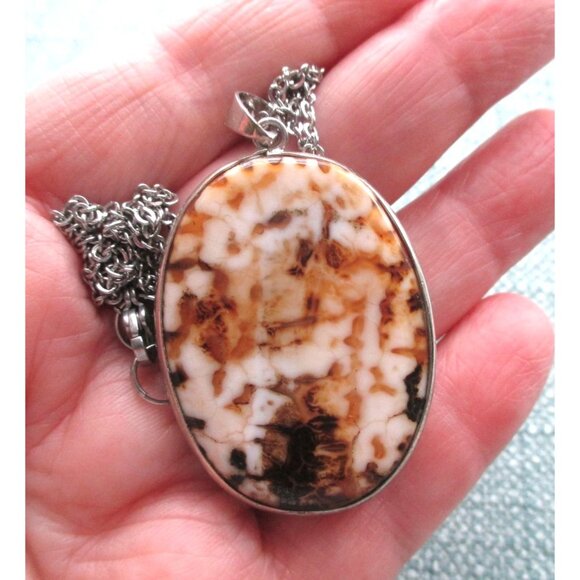 New Oval Agate Stone Pendant Necklace on 24" Stainless Chain - Gift Boxed - Picture 6 of 7